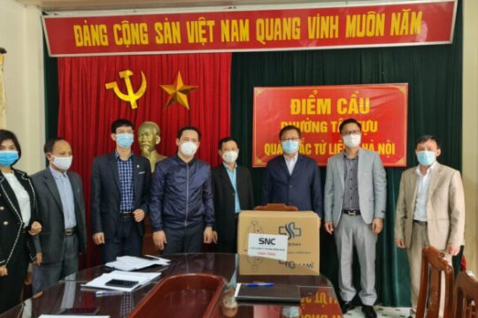 Song Nhue presents medical protective clothing for the prevention of Covid-19 to the Vietnam Fatherland Front Committee