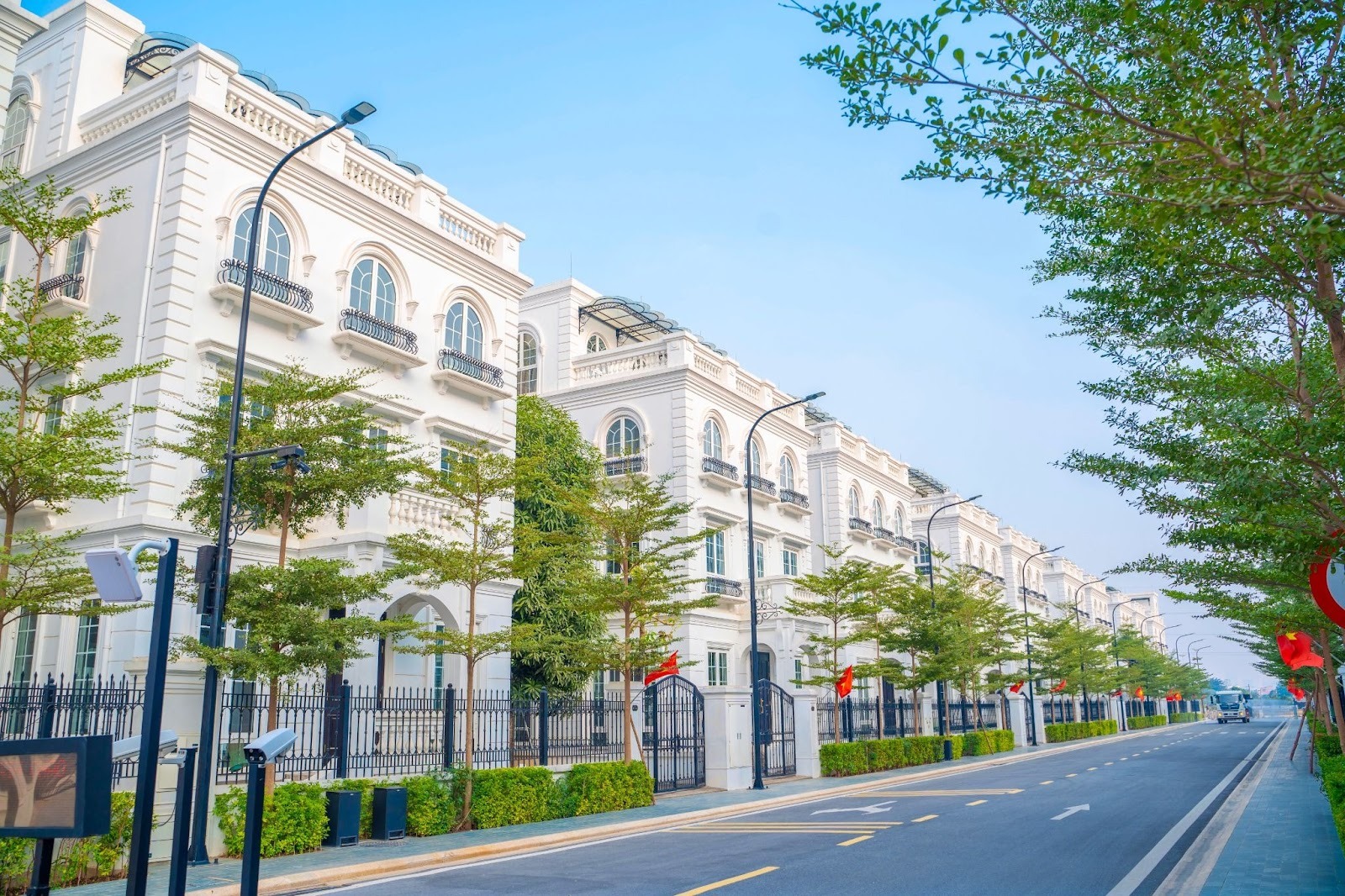 Avenue Garden - một dự &aacute;n biệt thự v&agrave; shophouse cao cấp đang được vận h&agrave;nh chỉn chu v&agrave; b&agrave;i bản - tọa lạc ngay tại mặt tiền đường T&acirc;y Thăng Long rộng 60m.